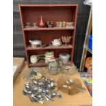 VARIOUS KITCHENWARE ITEMS TO INCLUDE FLATWARE, PANS, KETTLE, GLASSWARE ETC