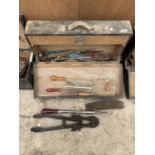 A VINTAGE JOINERS CHEST AND CONTENTS TO INCLUDE SAWS, DRILL BITS, SNIPS ETC