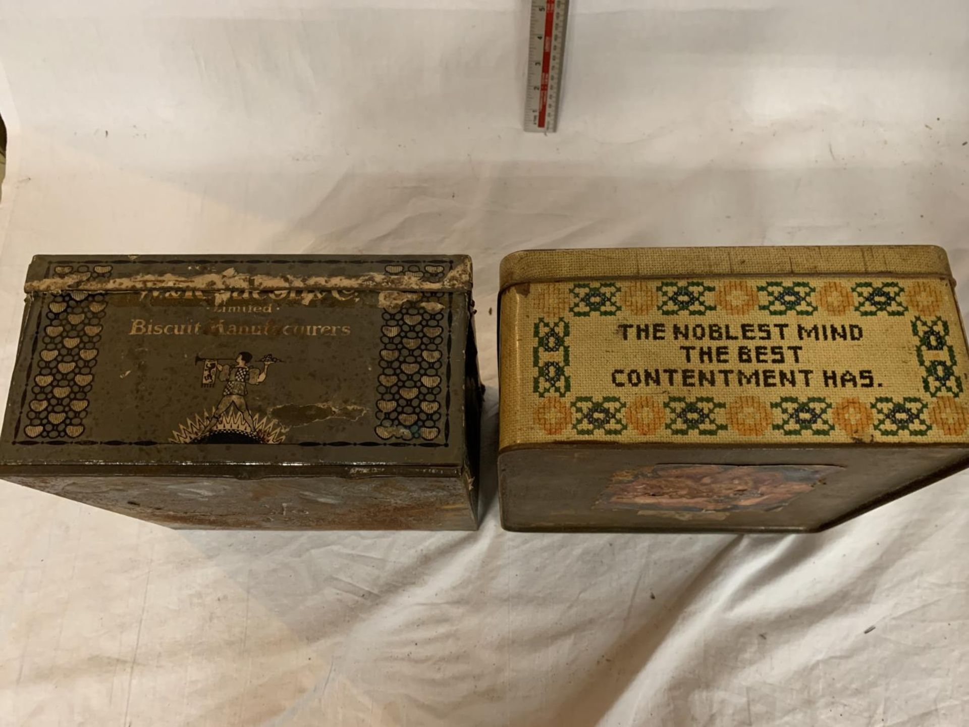 TWO ORIGINAL VINTAGE TINS TO INCLUDE JACOBS CREAM CRACKERS AND CARR'S BISCUITS - Image 8 of 12