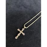 A 9CT WHITE GOLD TANZANITE AND DIAMOND CROSS PENDANT WITH A WHITE METAL CHAIN (UNMARKED), APPROX
