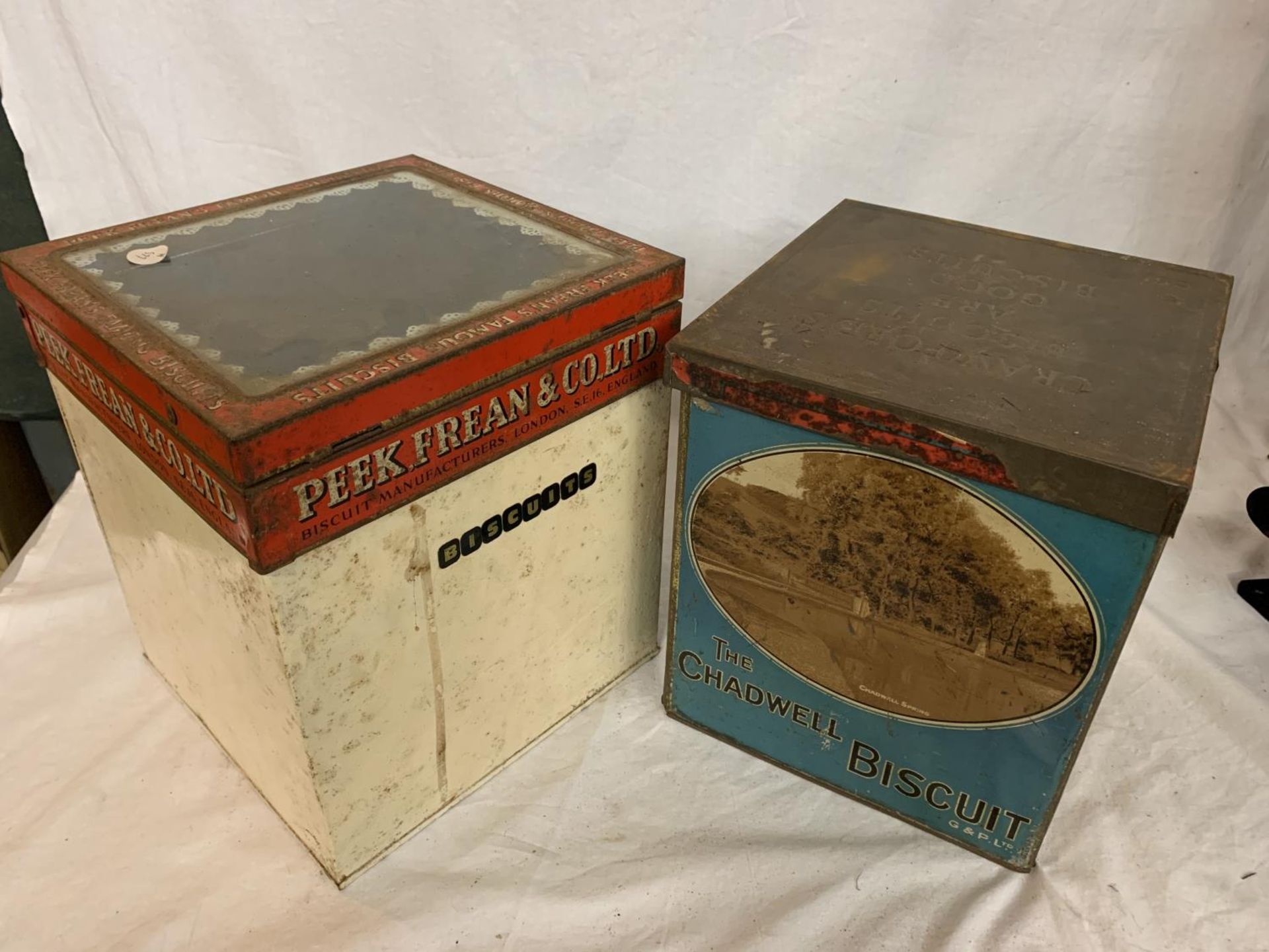 TWO ORIGINAL VINTAGE LIDDED TINS TO INCLUDE A PEAK FREAN AND A CRAWFORDS - Image 8 of 8