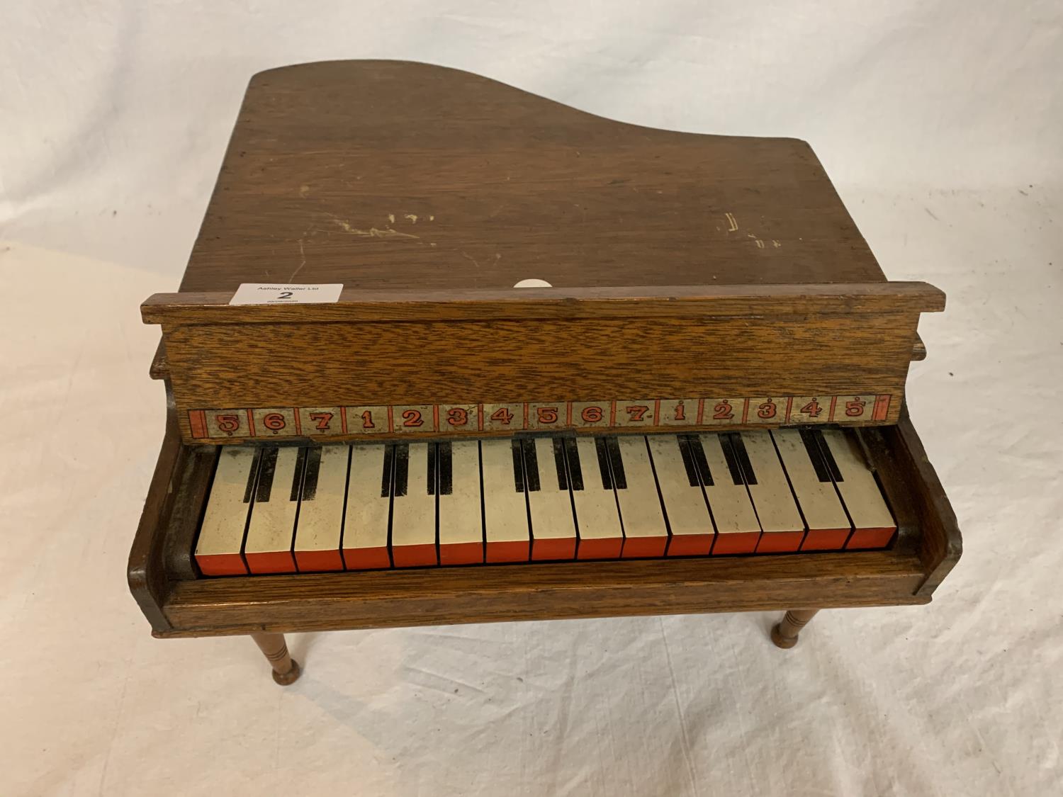A VINTAGE SMALL PIANO - Image 2 of 8