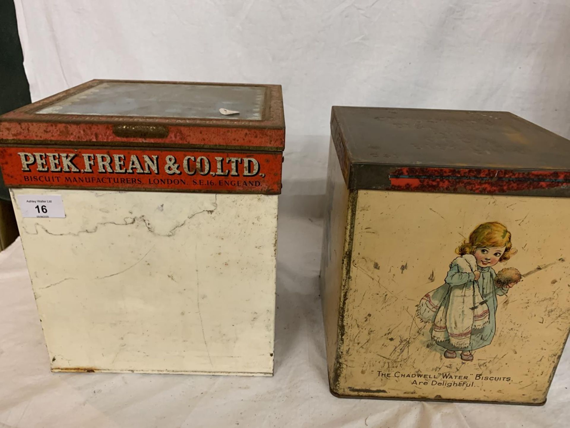 TWO ORIGINAL VINTAGE LIDDED TINS TO INCLUDE A PEAK FREAN AND A CRAWFORDS - Image 3 of 8