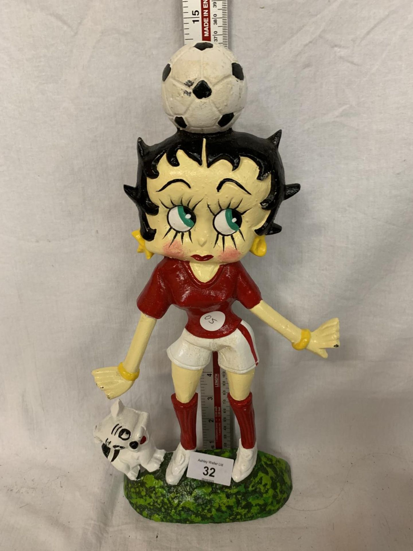 A CAST BETTY BOOP FOOTBALLER DOOR STOP FIGURE - Image 2 of 2