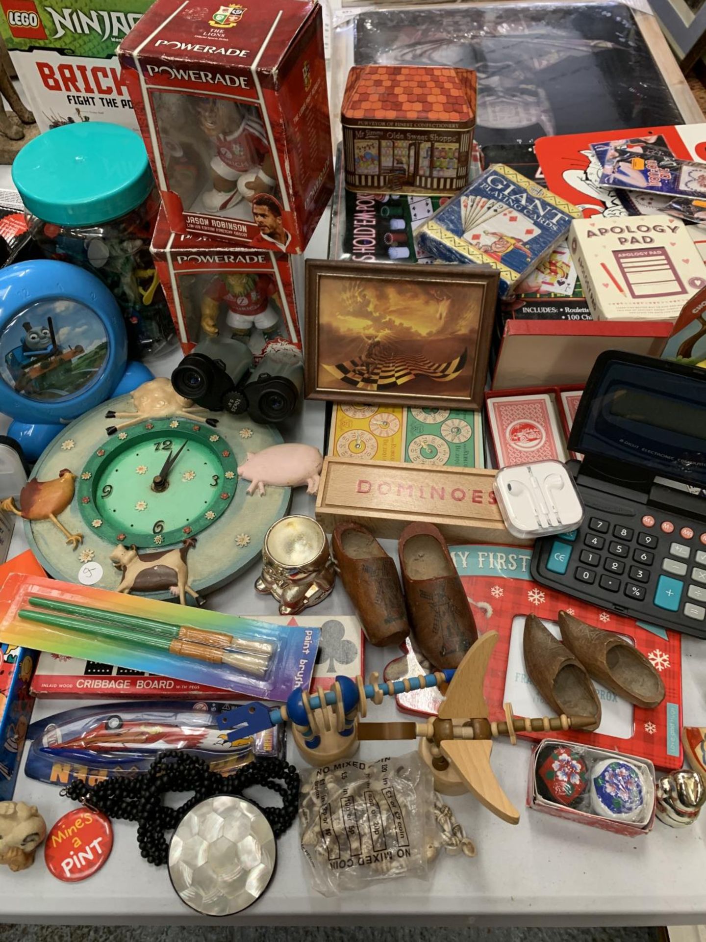 A LARGE QUANTITY OF VARIOUS ITEMS TO INCLUDE GAMES, ROBOTS, TREEN, GAMES ETC - Image 6 of 8