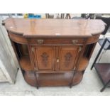 A MAHOGANY SIDE CABINET WITH TWO DOORS AND ONE DRAWER
