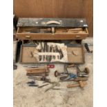 A VINTAGE JOINERS CHEST AND CONTENETS TO INCLUDE DRILL BITS, CHISELS ETC