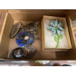 BOX OF MIXED JEWELRY