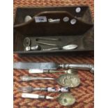 A WOODEN CUTLERY BOX AND CONTENTS TO INCLUDE SUGAR TONGS, KNIVES, SPOONS ETC
