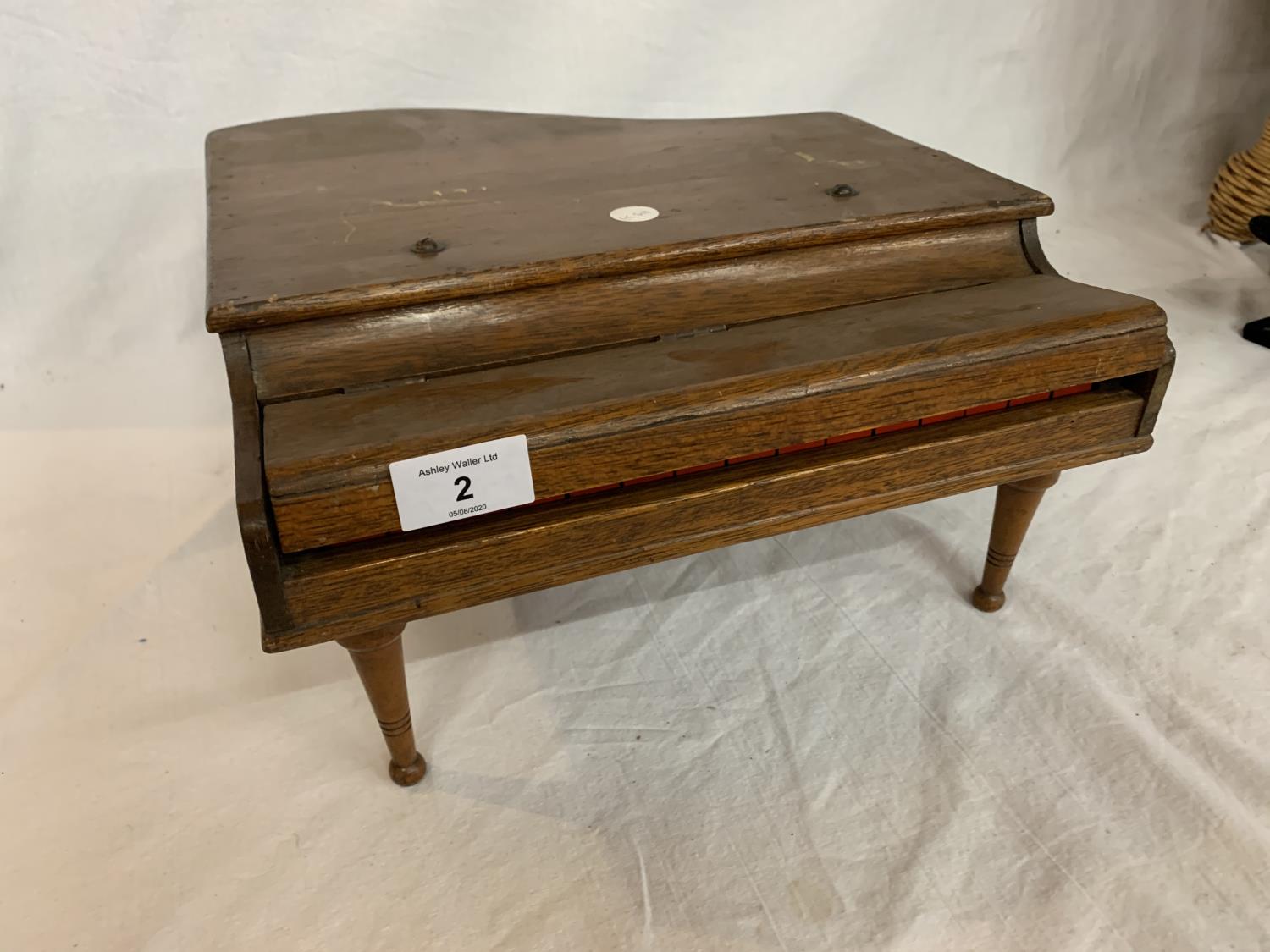A VINTAGE SMALL PIANO - Image 7 of 8