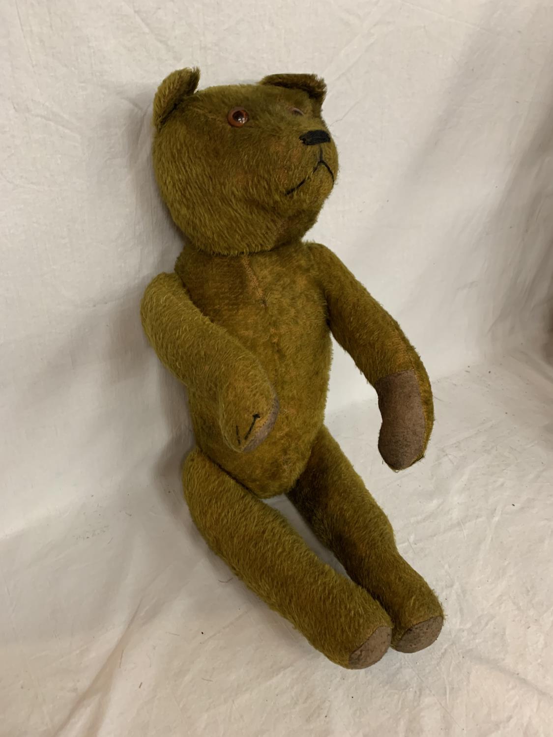 A VINTAGE TEDDY BEAR - Image 4 of 6