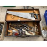 A VIN TAGE JOINERS CHEST AND CONTENTS TO INCLUDE NEW SAWS, SET SQUARES ETC
