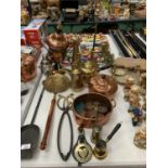 A MIXED GROUP OF COPPER AND BRASS METAL WARE ITEMS