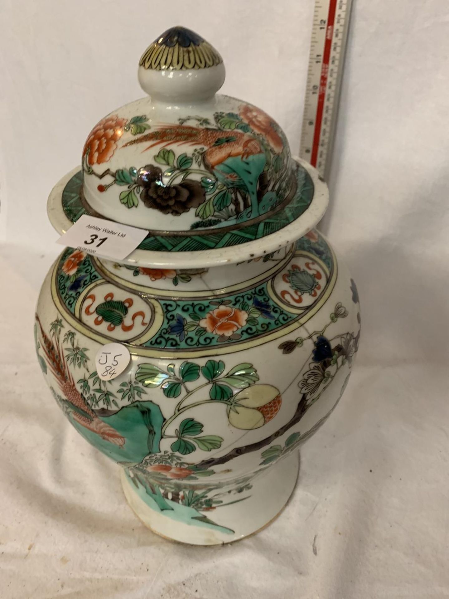 A LARGE FAMILLE VERT HAND PAINTED GINGER JAR AND COVER CIRCA LATE 18TH EARLY 19TH CENTURY, 34CM - Image 6 of 6