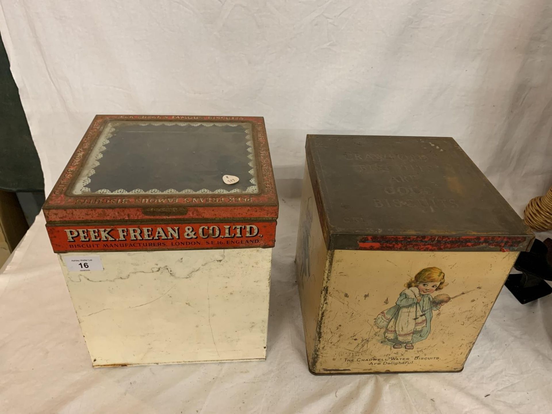 TWO ORIGINAL VINTAGE LIDDED TINS TO INCLUDE A PEAK FREAN AND A CRAWFORDS - Image 2 of 8