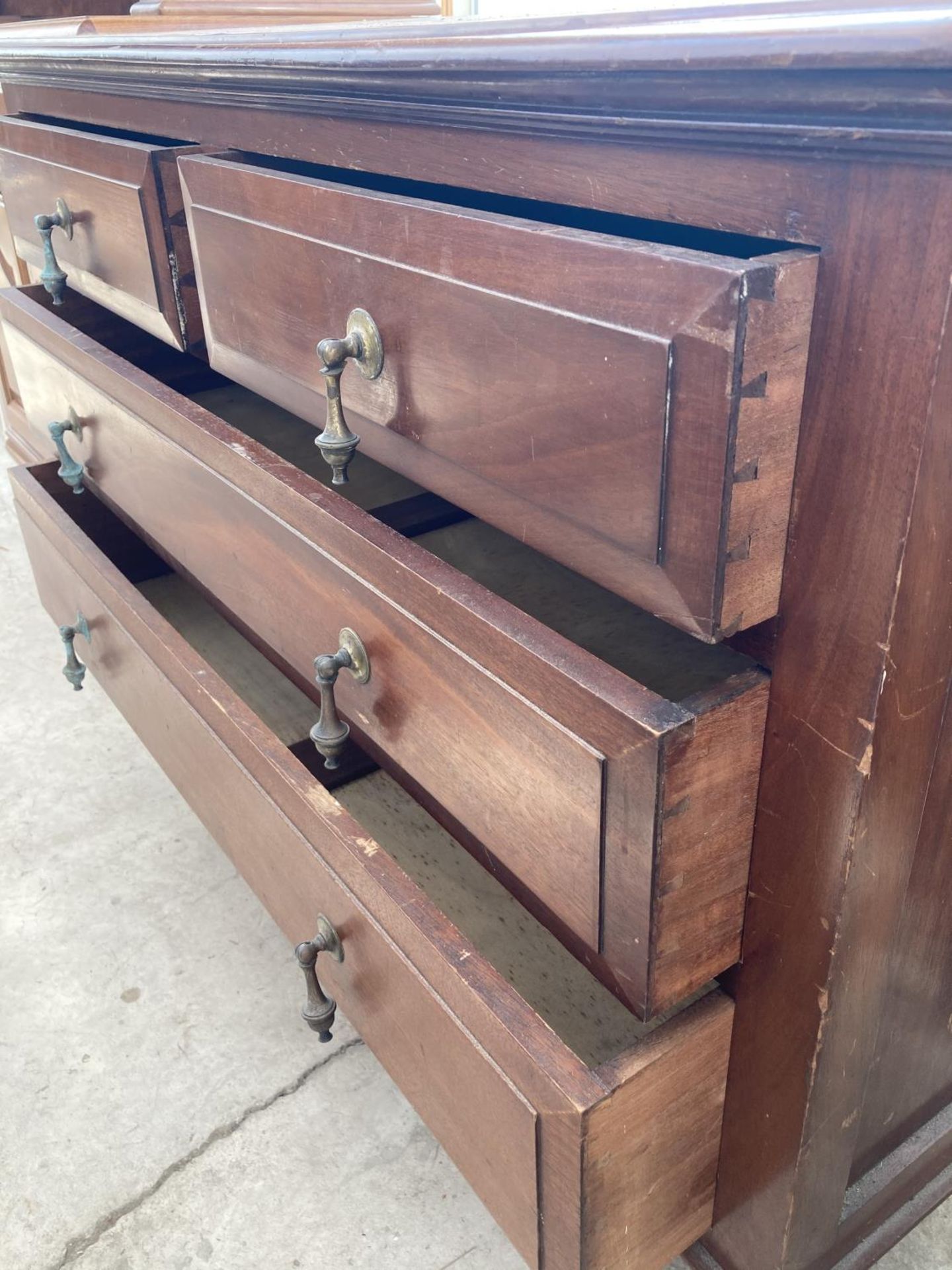 A MAHOGANY DRESSER BASE WITH TWO LONG AND TWO SHORT DRAWERS - Image 3 of 5