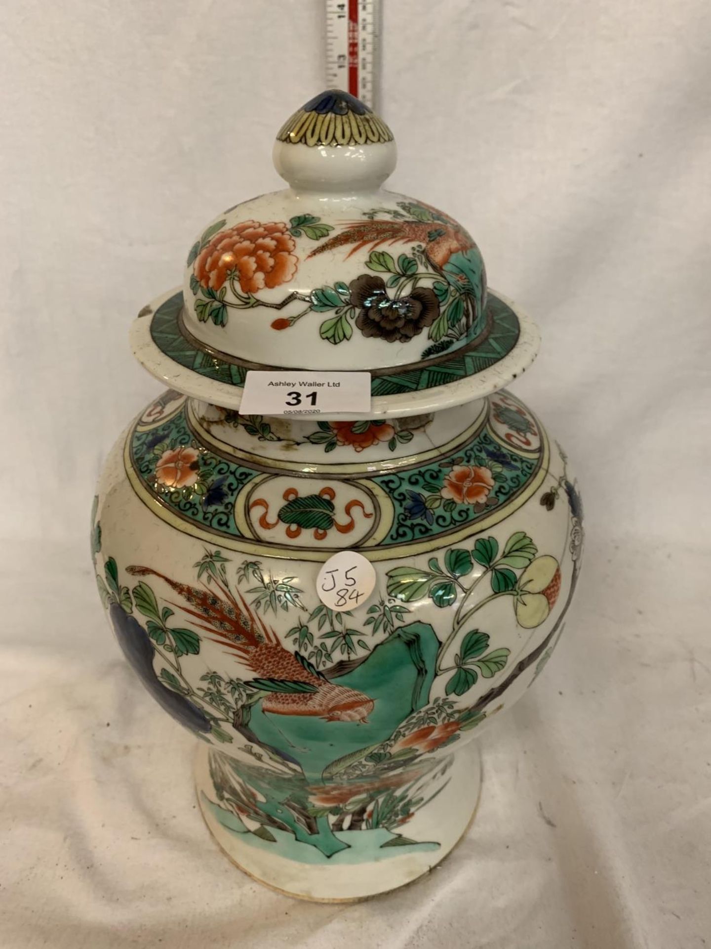 A LARGE FAMILLE VERT HAND PAINTED GINGER JAR AND COVER CIRCA LATE 18TH EARLY 19TH CENTURY, 34CM