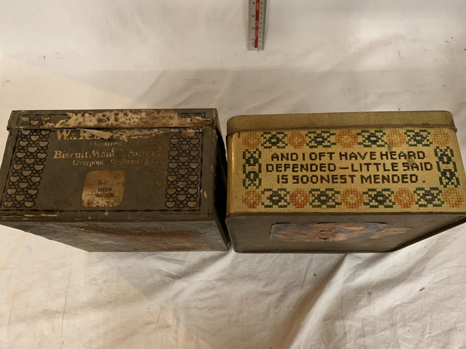 TWO ORIGINAL VINTAGE TINS TO INCLUDE JACOBS CREAM CRACKERS AND CARR'S BISCUITS - Image 10 of 12