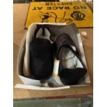 A PAIR OF NEW BOXED SLIPPERS WITH MEMORY FOAM INSERTS SIZE 11/12