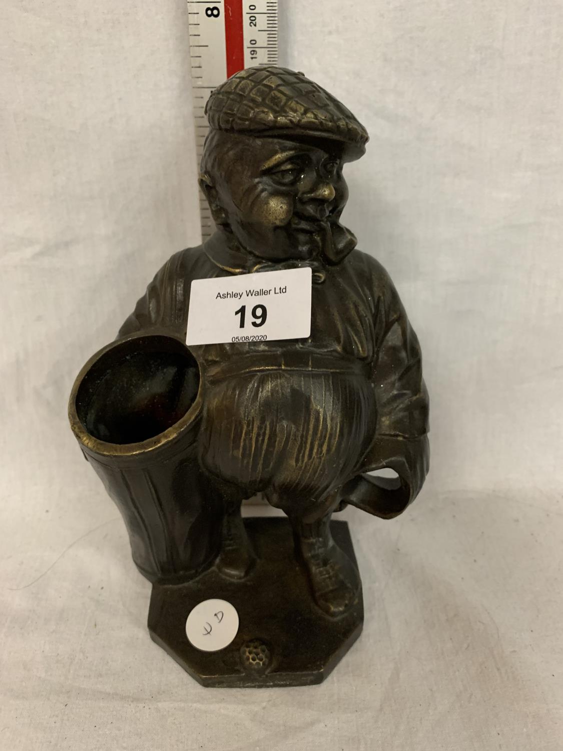 A NOVELTY BRONZE GOLF MAN DESK PEN HOLDER FIGURE MODEL 19CM HEIGHT