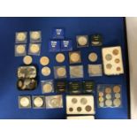 A MIXED LOT OF COINS TO INCLUDE SIX 1953 CROWNS , NINETEEN VARIOUS QE11 CROWNS , A SMALL TIN OF