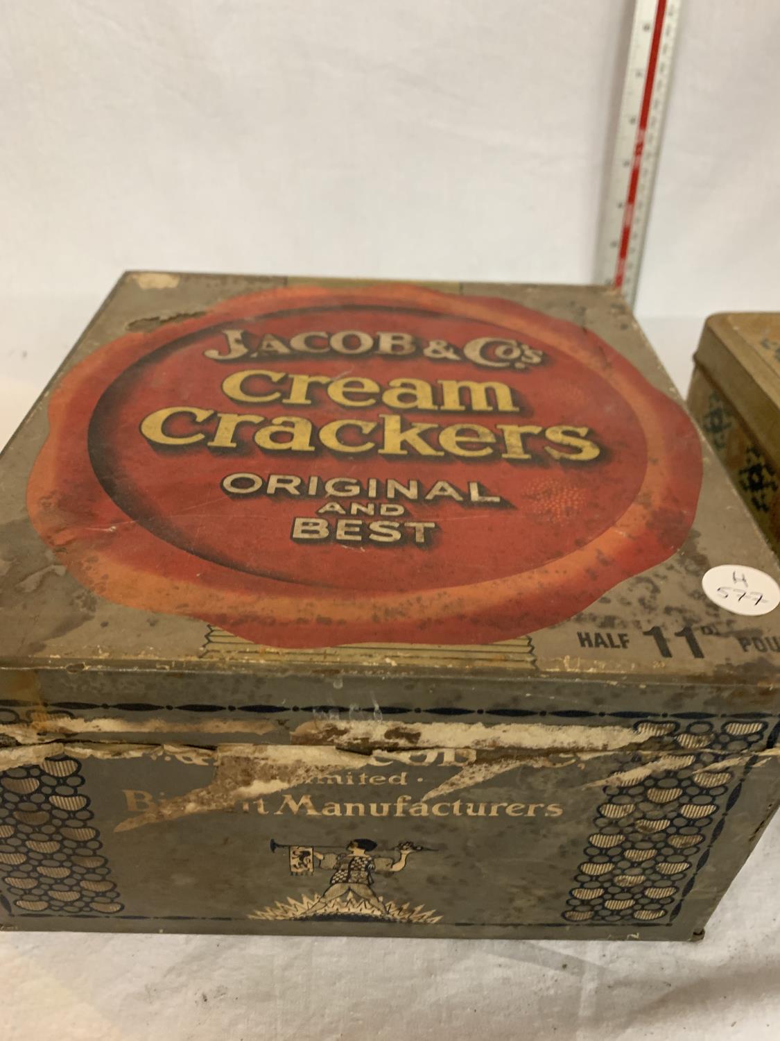 TWO ORIGINAL VINTAGE TINS TO INCLUDE JACOBS CREAM CRACKERS AND CARR'S BISCUITS - Image 4 of 12