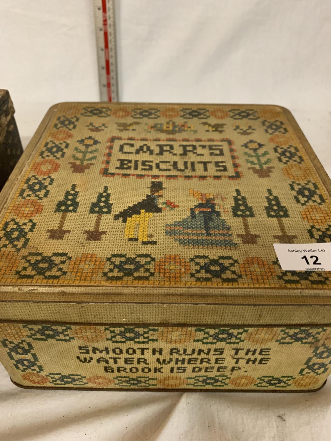 TWO ORIGINAL VINTAGE TINS TO INCLUDE JACOBS CREAM CRACKERS AND CARR'S BISCUITS - Image 5 of 12