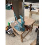 A SMALL WORK BENCH WITH PILLAR DRILL AND A VICE