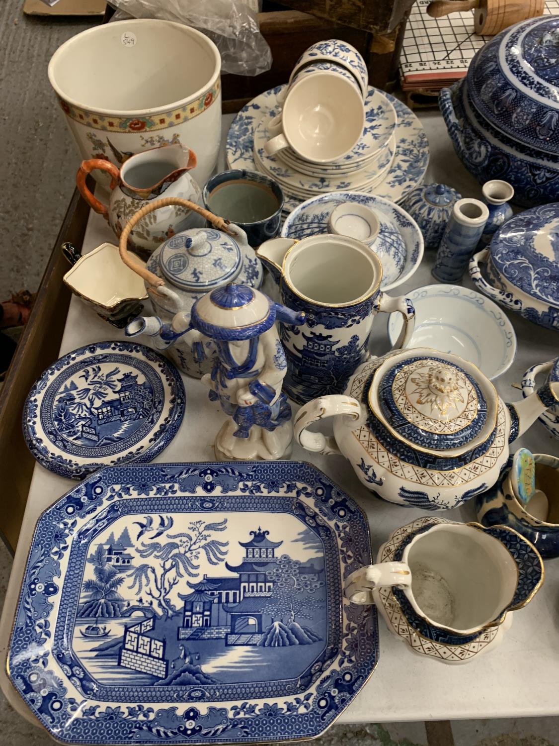 A COLLECTION OF CERAMICS TO INLCUDE BLUE AND WHITE WARE - Image 5 of 6