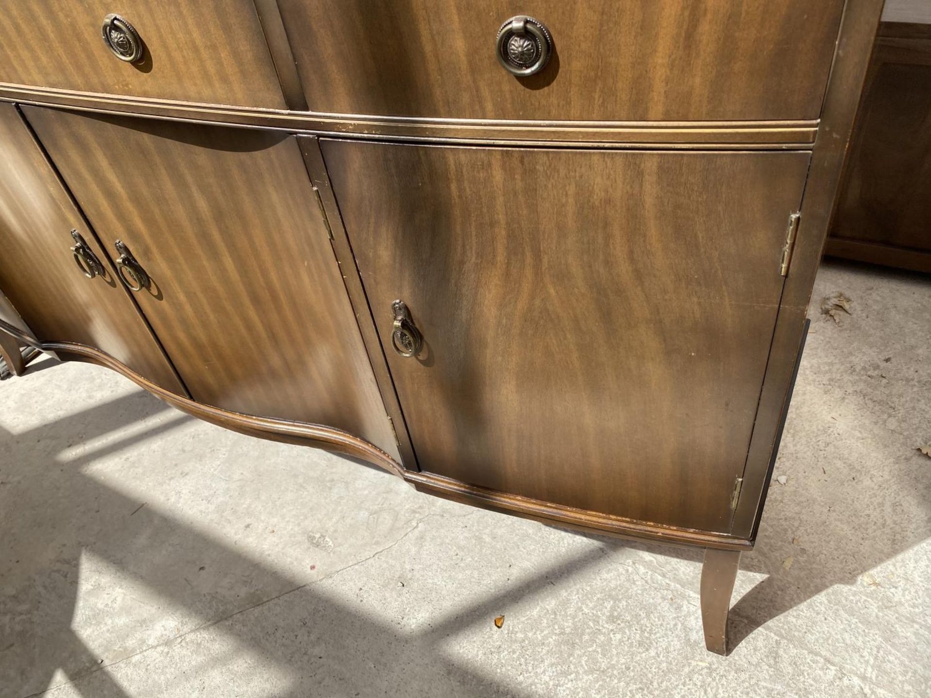 A MAHOGANY SIDEBOARD WITH FOUR DOORS AND THREE DRAWERS - Image 3 of 3