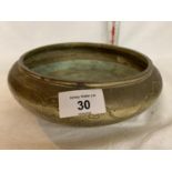 AN EARLY 20TH CENTURY CHINESE BRONZE DISH/SENSOR WITH SIX SYMBOL CHARACTER MARK TO UNDERSIDE, 14CM