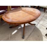 AN INLAID YEW WOOD COFFEE TABLE ON CENTRE PEDESTAL SUPPORT