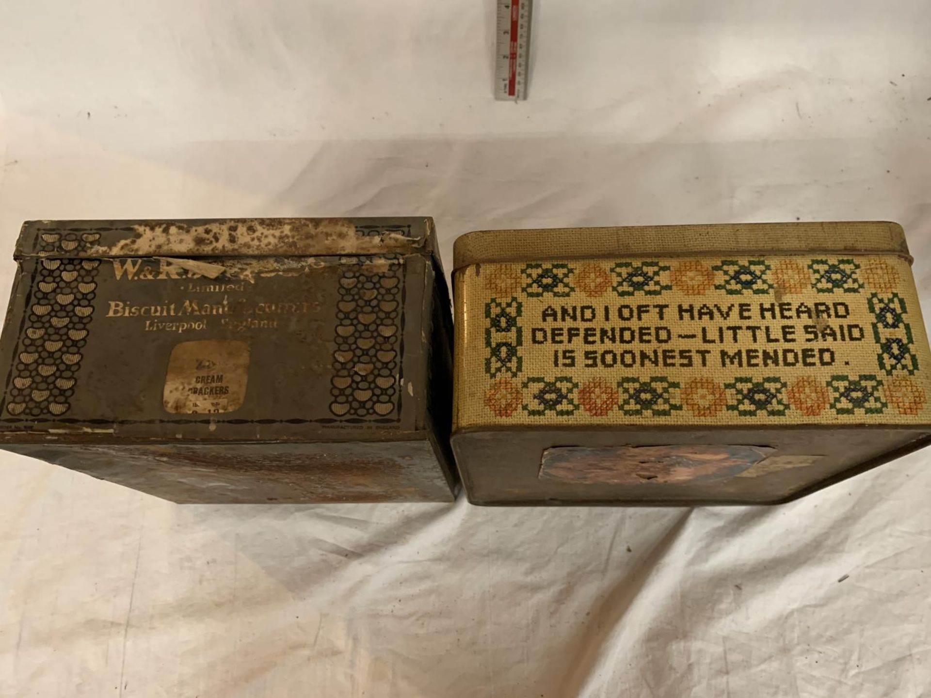 TWO ORIGINAL VINTAGE TINS TO INCLUDE JACOBS CREAM CRACKERS AND CARR'S BISCUITS - Image 9 of 12