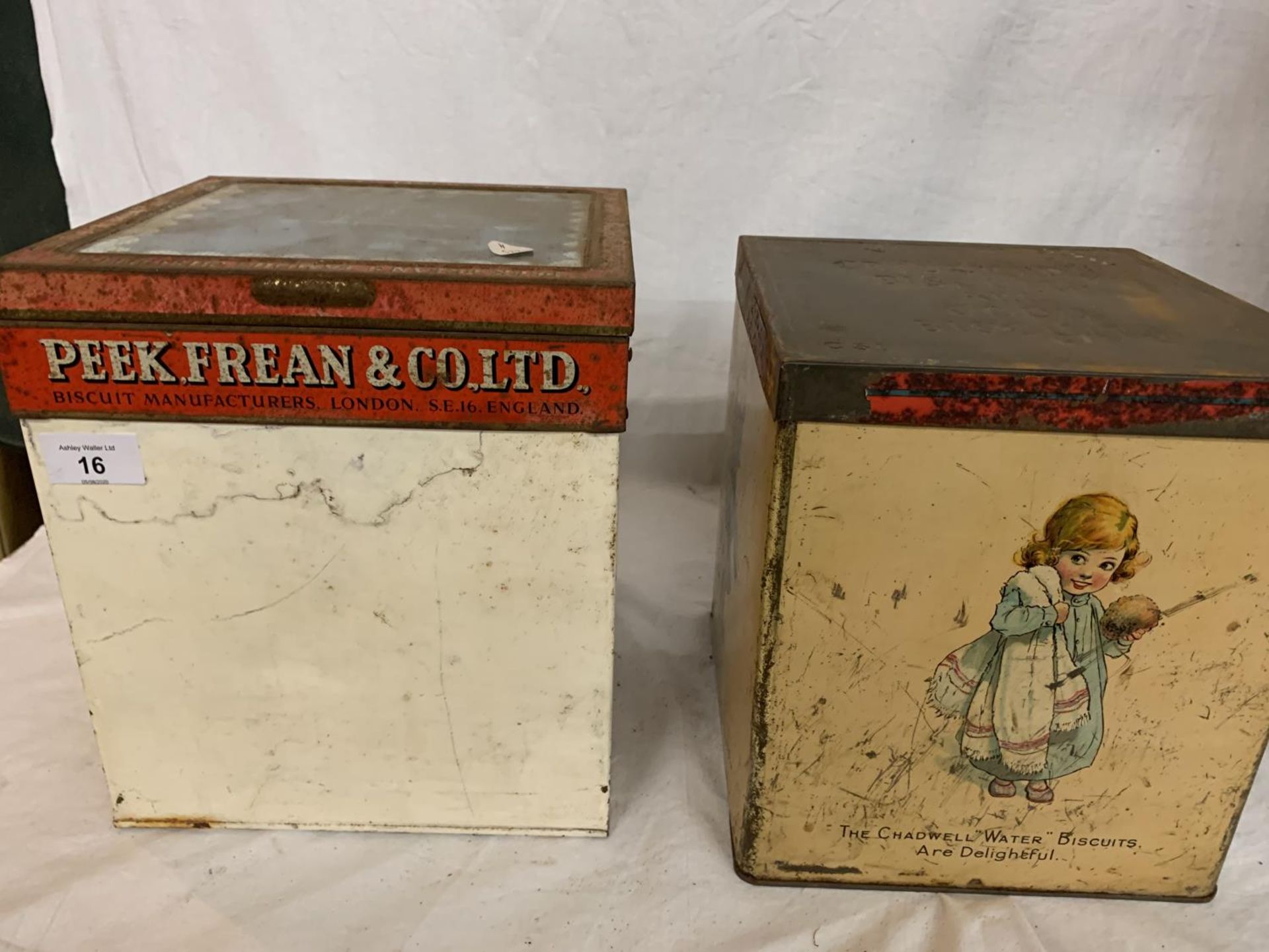 TWO ORIGINAL VINTAGE LIDDED TINS TO INCLUDE A PEAK FREAN AND A CRAWFORDS - Image 4 of 8