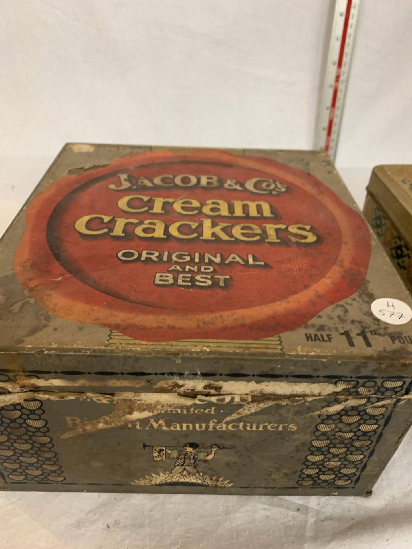 TWO ORIGINAL VINTAGE TINS TO INCLUDE JACOBS CREAM CRACKERS AND CARR'S BISCUITS - Image 3 of 12