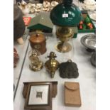 VARIOUS VINTAGE ITEMS TO INLCUDE A BRASS LAMP WITH GLASS SHADE, ANNIVERARY CLOCK, WOODEN BARREL, ETC