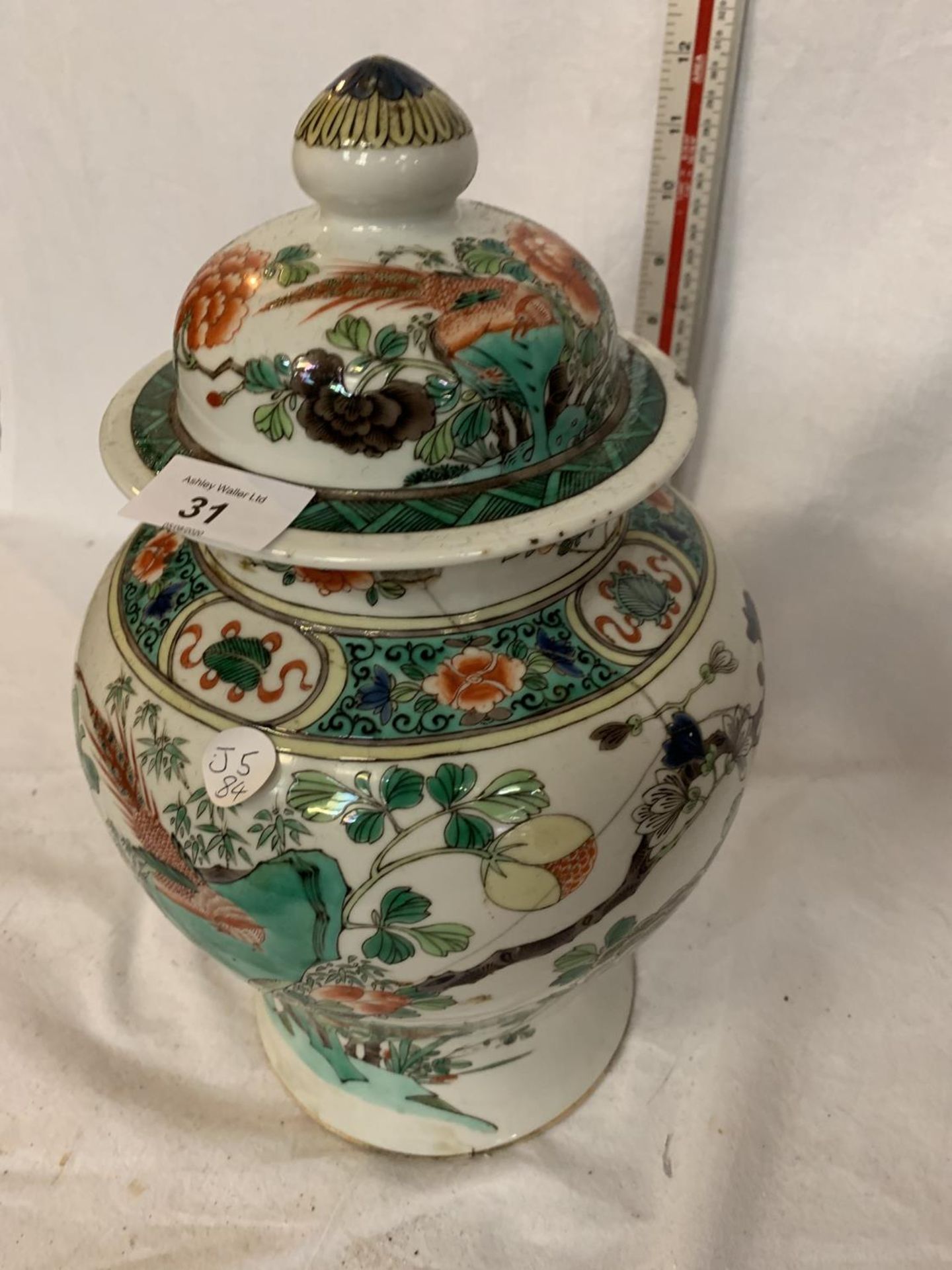 A LARGE FAMILLE VERT HAND PAINTED GINGER JAR AND COVER CIRCA LATE 18TH EARLY 19TH CENTURY, 34CM - Image 5 of 6