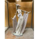 LLADRO GRAND DAME FIGURE - WITH BOX