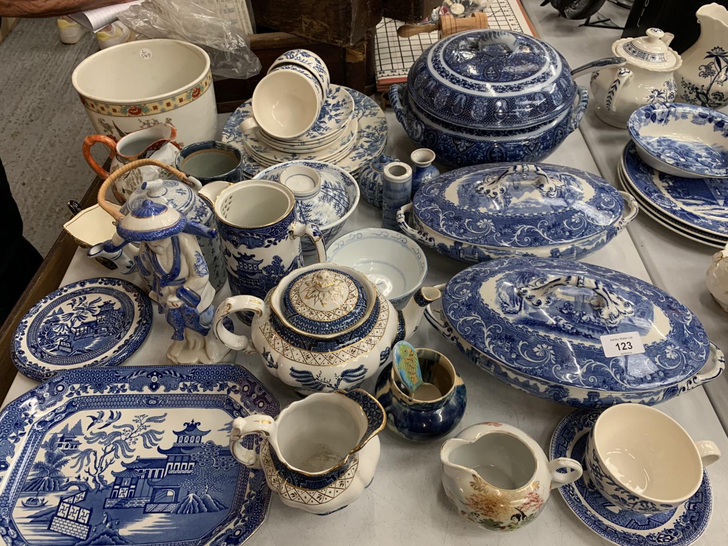 A COLLECTION OF CERAMICS TO INLCUDE BLUE AND WHITE WARE