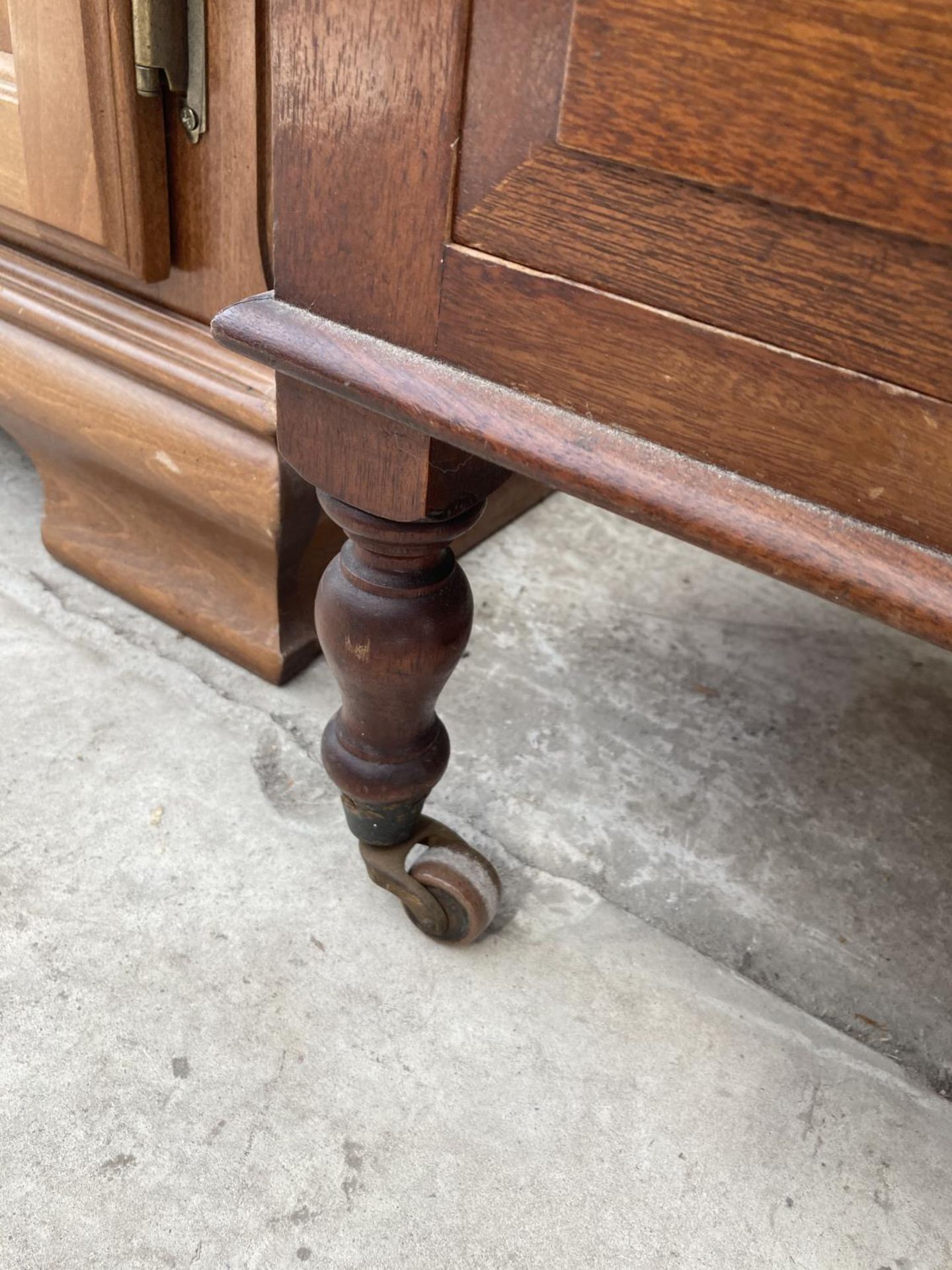 A MAHOGANY DRESSER BASE WITH TWO LONG AND TWO SHORT DRAWERS - Image 5 of 5