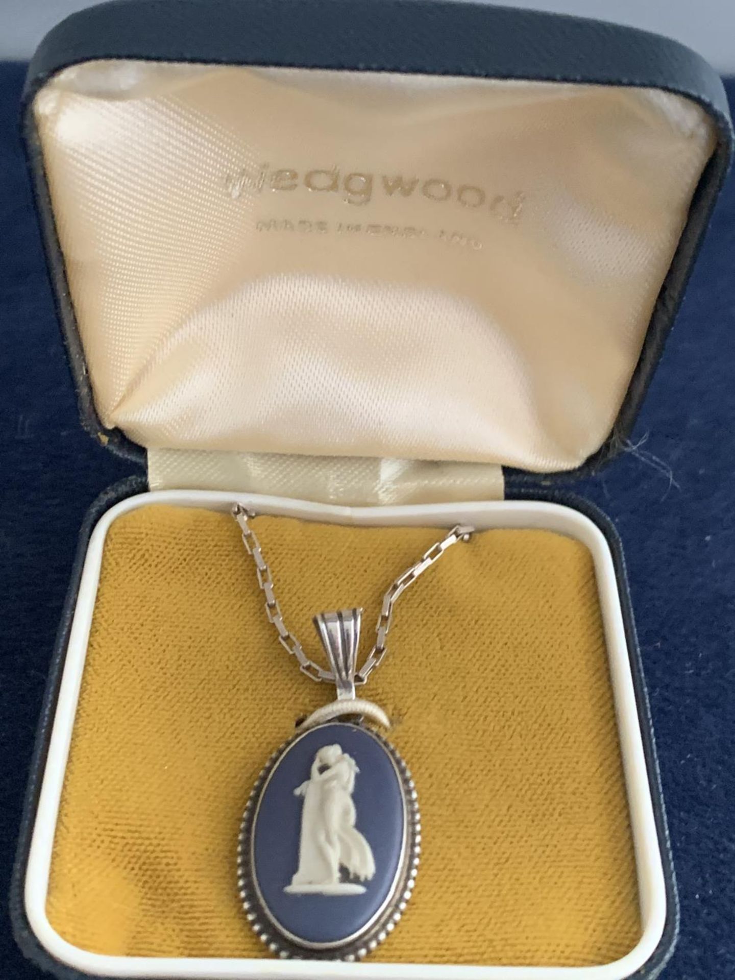 A SILVER DARK BLUE AND WHITE WEDGEWOOD NECKLACE