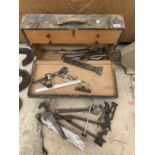 A VINTAGE JOINERS CHEST AND CONTENTS TO INCLUDE SPANNERS, GRIPS ETC