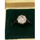 A 9 CARAT GOLD DRESS RING WITH CLEAR STONE SIZE L/M