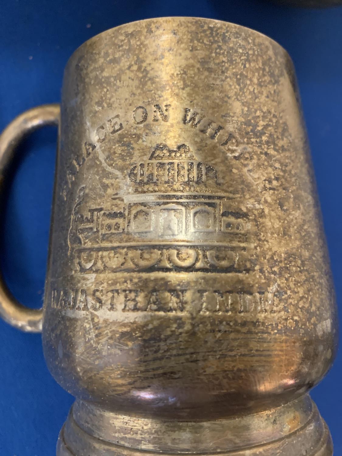 VARIOUS METAL ITEMS TO INCLUDE A 'PALACE ON WHEELS INDIA' TANKARD, BRASS BOWLS ETC - Image 2 of 3