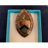 A VINTAGE COPPER ENAMELLED LAPEL BROOCH WITH CREST '2 HEDDON STREET ' MARKED TO REVERSE