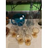 A MIXED LOT OF GLASSWARE TO INCLUDE FOUR AMBER GLASS, FOUR SILVER PLATED AND CLEAR GLASSES, JUG