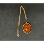 A WHITE METAL AMBER PENDANT NECKLACE