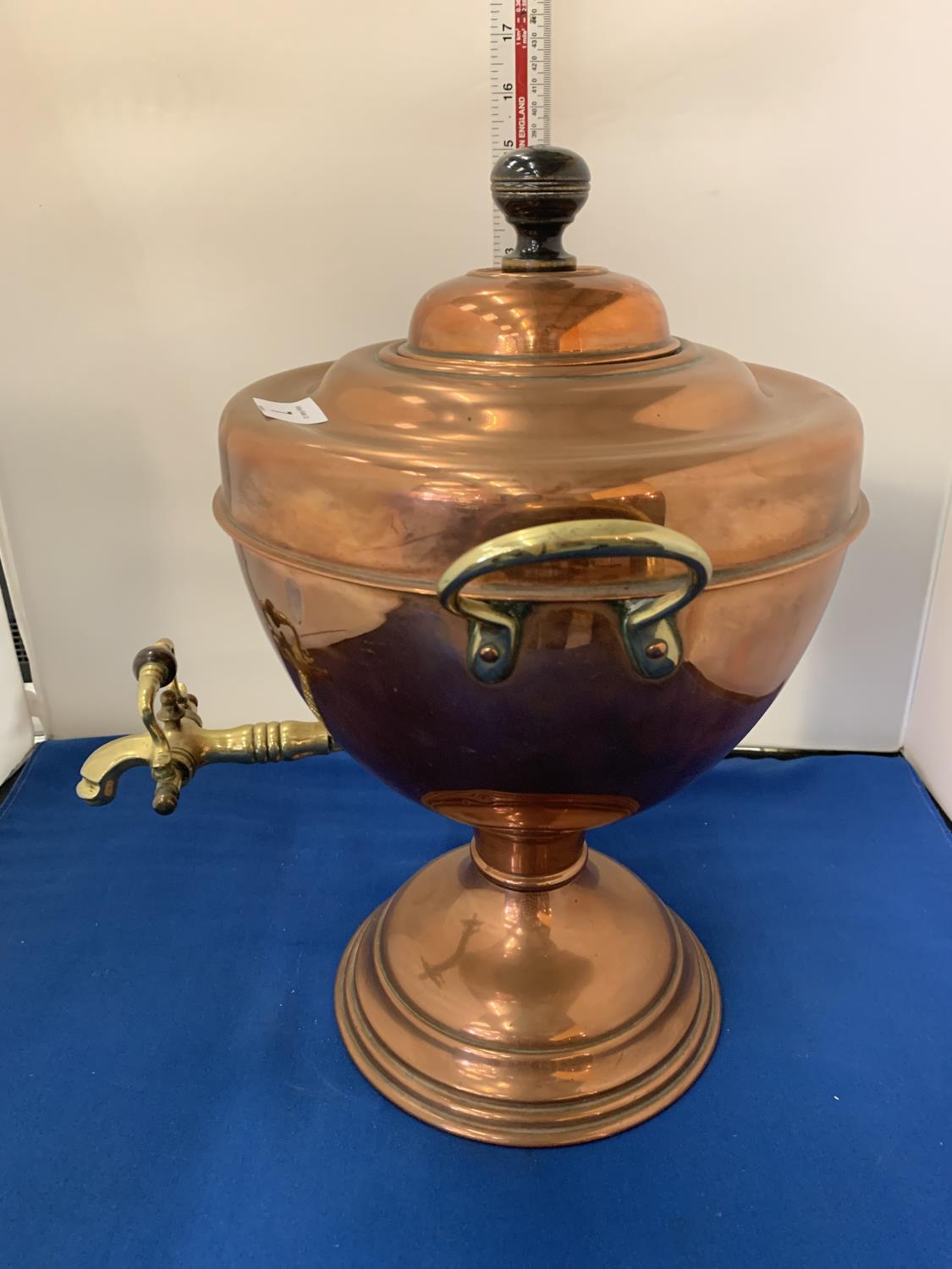 A BRASS AND COPPER TWIN HANDLED URN - Image 4 of 4