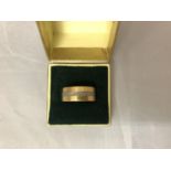 AN 18 CARAT YELLOW GOLD WEDDING BAND - 8.5 GRAMS, RING SIZE N/O