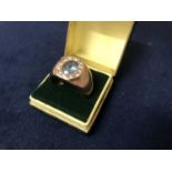 A 9 CARAT ROSE GOLD SIGNET RING WITH BLUE STONE - 19.4 GRAMS